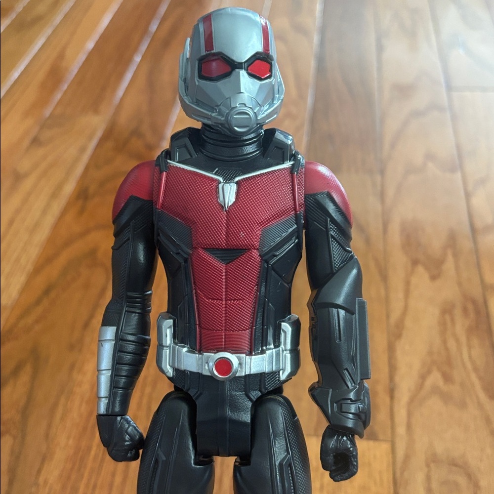 Antman and Hawkeye action figures - Picture 7 of 10